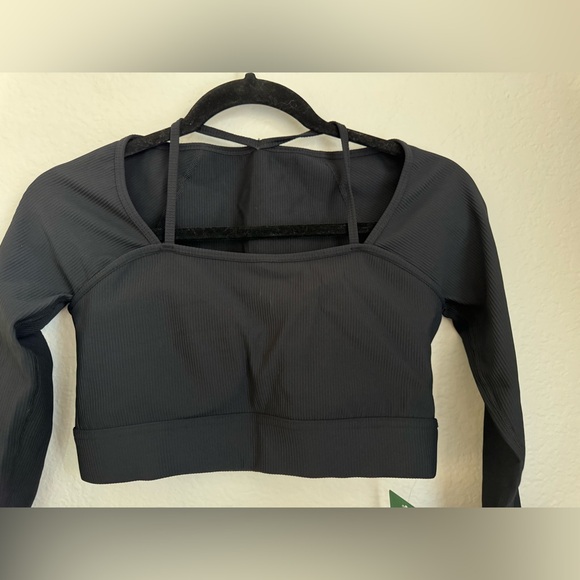 NWT- Halara Ribbed Halter Strap Long Sleeve with Finger Holes Cropped Yoga Top - Picture 4 of 4